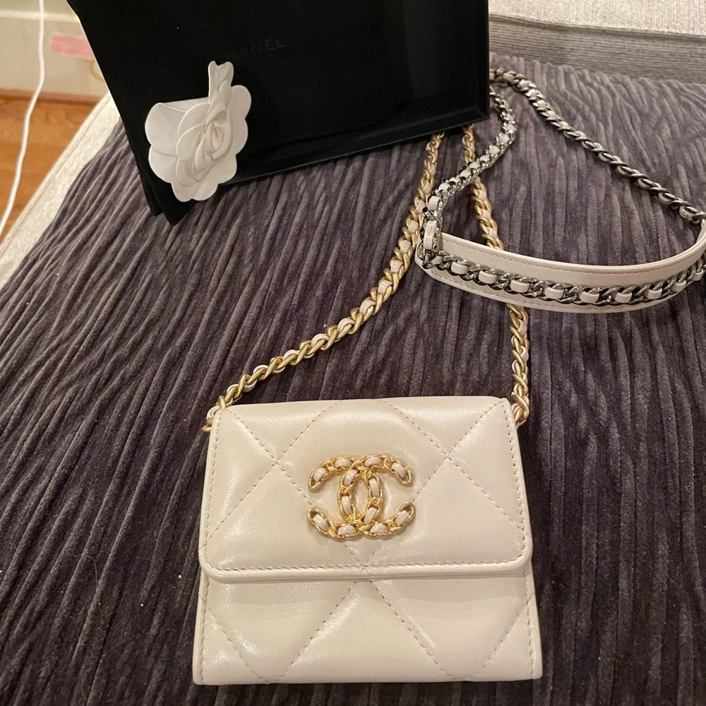 ❌❌❌SOLD❌❌❌CHANEL 19 Authentic Cardholder On Chain - Picture 3 of 16